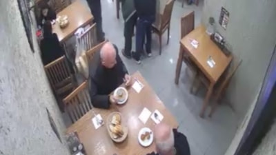 Bursa'da yemek yerken nefesi kesilen müşteriyi Heimlich manevrasıyla kurtardılar