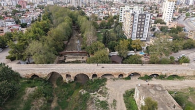 Adana'da tarihi Roma köprüsünün geçtiği kanal da kuruyor