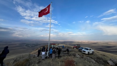 Kars’ta 20 yıllık hayal: Karakuzu Dağı’na Türk bayrağı dikildi