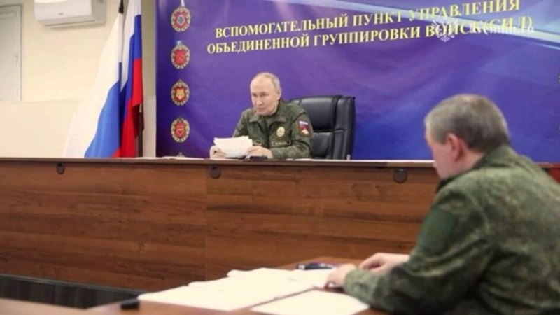 Putin, askeri kamuflajla komutanlarla toplantı yaptı