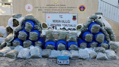 Mersin'de yüzlerce kilo uyuşturucu ve silahlar ele geçirildi
