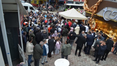 Kocaeli'de kuyumcu açılışında altın ve saat hediye edildi: İzdiham yaşandı
