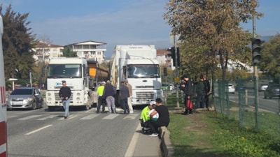 Bursa'da kırmızı ışıkta duran otomobile çarpan tır faciaya neden oldu: 5 yaralı