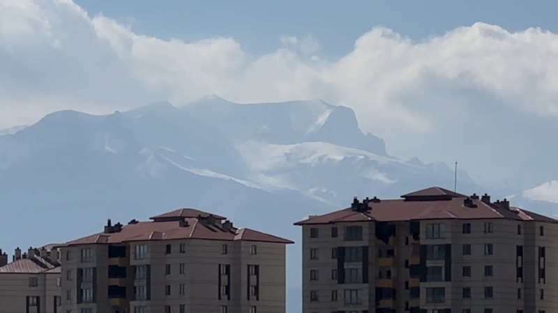 Hakkari’de dağlar beyaza büründü