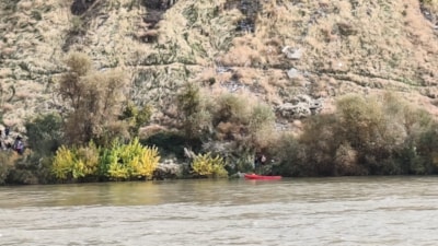 Elazığ'da baraj kapakları açılınca 4 kişilik aile nehirde mahsur kaldı
