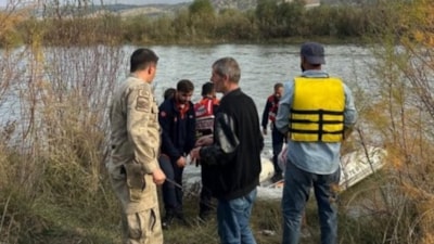 Murat Nehri kıyısında mahsur kalanlar kurtarıldı