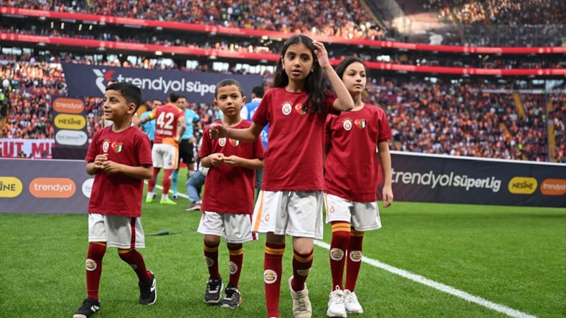 Galatasaray - Göztepe maçında Filistinli çocuklar seremonide