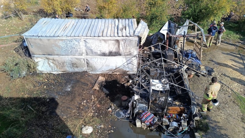 Hatay'da konteyner yangını: Dumandan etkilenen bebek öldü, annesi yaralandı