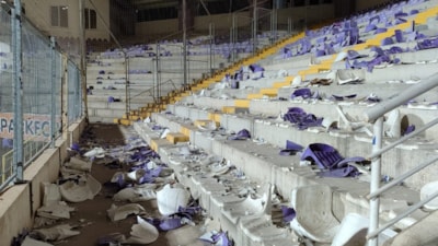 Afyonkarahisar'da taraftarlar, binlerce koltuğu söküp attı