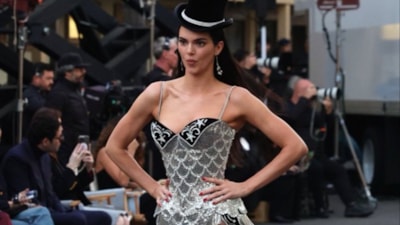 Justin Bieber eşi ve eski sevgilisiyle konserde! Görüntüler yine gündem oldu