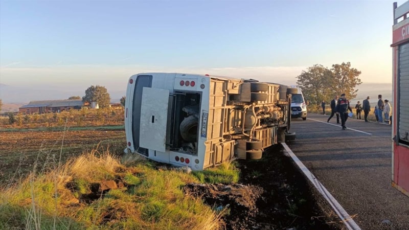 Uşak'ta işçi midibüsü devriildi: 23 yaralı