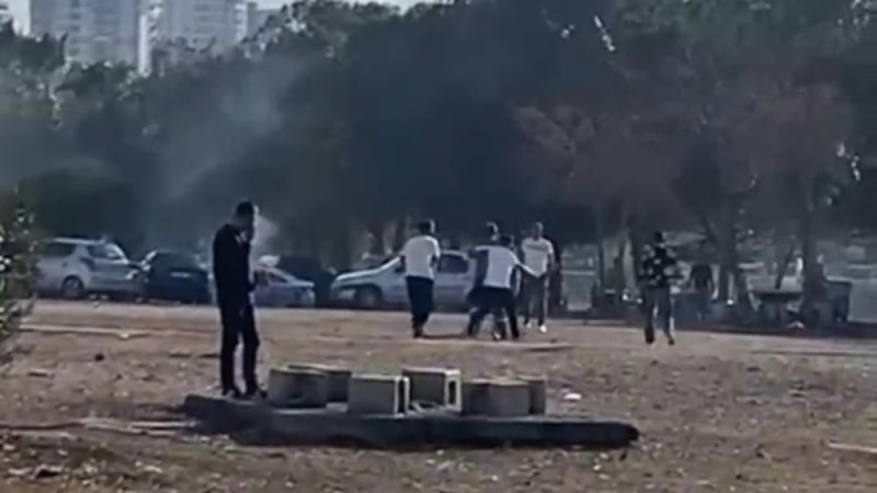 Adana'da sopayla darbettikleri kişiyi bıçakladılar