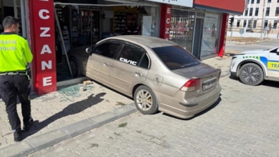 Malatya'da el freni çekilmeyen otomobil, eczaneye daldı