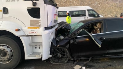 Van'da yakıt tankeri ile otomobil kafa kafaya çarpıştı: 3 ölü 4 yaralı