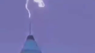 İstanbul Finans Merkezi’nin tepesine yıldırım düştü