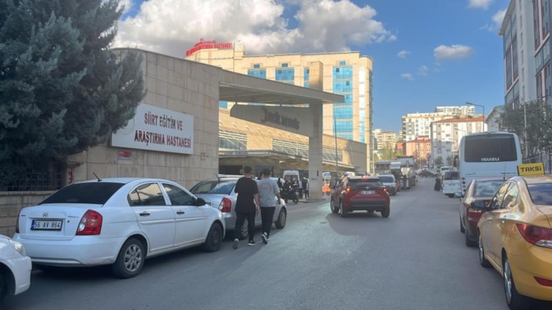 Siirt'te hastane bahçesindeki bıçaklı kavgada 3 kişi yaralandı