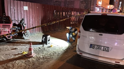 Adana'da çay ocağına silahlı saldırı: Polis aracı hedef oldu