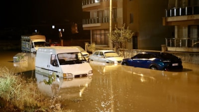 İzmir'de sağanak etkili oldu: Otomobiller mahsur kaldı