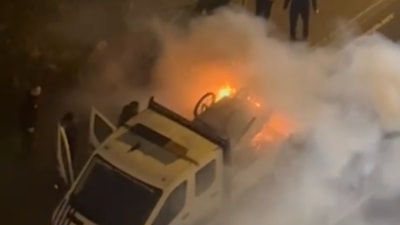 İstanbul'da seyyar satıcı zabıta aracını ateşe verdi