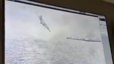 ABD savaş uçağının Güney Çin Denizi'ne çakılma anları