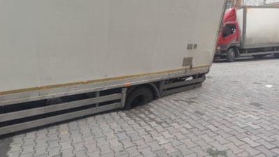 İstanbul'da yol çöktü: Kamyonun tekeri çukura saplandı