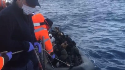 İzmir açıklarında durdurulan 2 botta 86 göçmen yakalandı