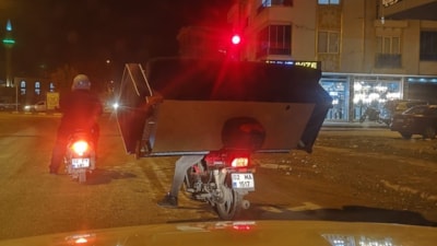 Adıyaman'da motosikletle koltuk taşıdı