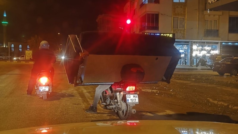 Adıyaman'da motosikletle koltuk taşıdı