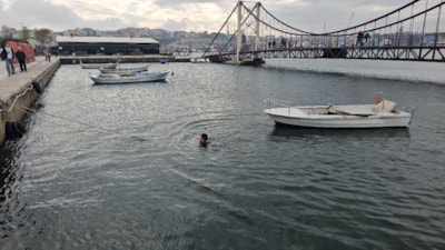 Balıkesir'de iddiayı kaybeden genç kış günü denize atladı