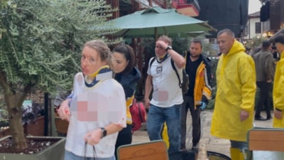 Antalya'da 3 kişi fırtınanın etkisiyle devrilen ağacın altında kaldı