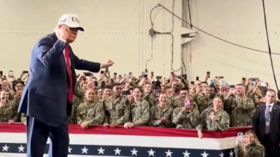 Trump, Japonya ziyaretinde ABD Donanmasındaki askerlerle dans etti