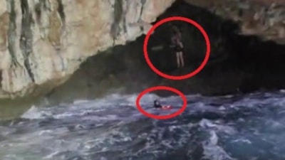 Antalya’da SUP board yapan gençler falezlerde mahsur kaldı: Film gibi kurtarma operasyonu