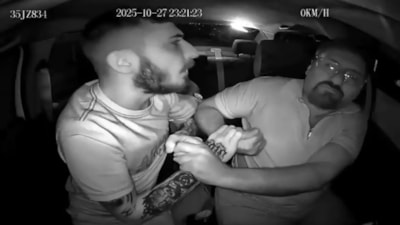 İzmir'de taksi şoförüne saldırı anları kameraya yansıdı