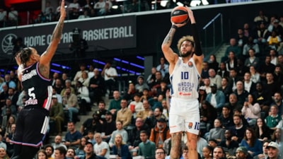 Anadolu Efes deplasmanda Paris'i devirdi