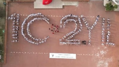 Bursa'da öğrenciler Cumhuriyet'in 102.yılını çizdi