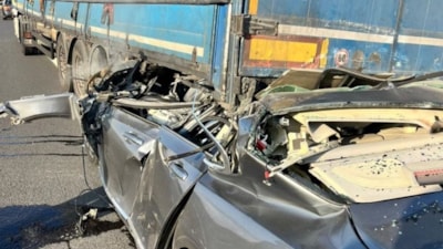 Adana'da tıra arkadan çarpan Volvo hurdaya döndü: 1 ölü