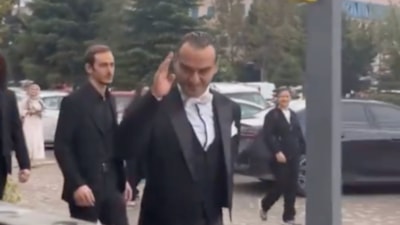 Kocaeli'de Atatürk makyajı yapılmış kişiye denk gelen genç: Oha Atatürk geçiyor