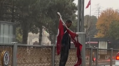 Erzincan'da havaya aldırmadı, yere düşen bayrakları tek tek topladı