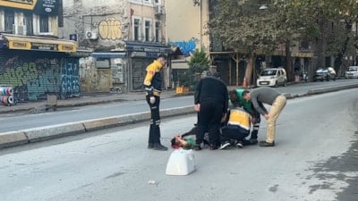 İstanbul'da çöp kamyonu kapatılmayan çukura girdi: İşçinin bacağı kırıldı