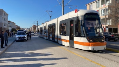 Eskişehir'de açık bırakılan servis kapısına tramvay çarptı: 3 yaralı