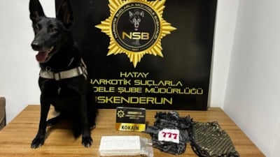 Hatay'da araç kaputundan 5 buçuk milyonluk uyuşturucu çıkarıldı