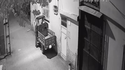 Adana'da yüzünü kapüşonla kapattı: Park halindeki aracı çaldı