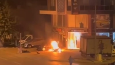 Burdur'da kaza yapıp yanan motosikletin sürücüsünü alevlerden çekip aldı