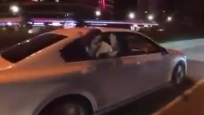 İzmir'de korsan takside şoför ile tartışıp camdan bağırarak yardım istedi