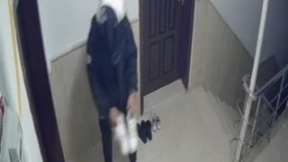 Ankara'da kapı önündeki ayakkabıyı çalan kurye kamerada