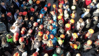 Gebze'de çöken binanın enkazından kurtarılan Dilara ile temas anları ortaya çıktı