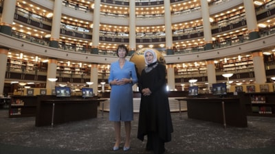 Emine Erdoğan, Almanya Başbakanı Merz'in eşiyle Millet Kütüphanesi'ne ziyaret gerçekleştirdi