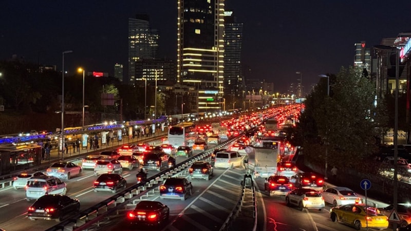 İstanbul'da akşam saatlerinde trafik yoğunluğu yaşanıyor