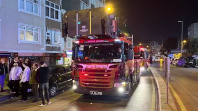 İstanbul'da 5 katlı binada çıkan yangında 15 kişi dumandan etkilendi