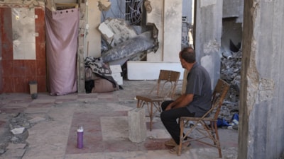 Gazze'de evine dönen aile, 'patlamamış bomba' ile yaşıyor